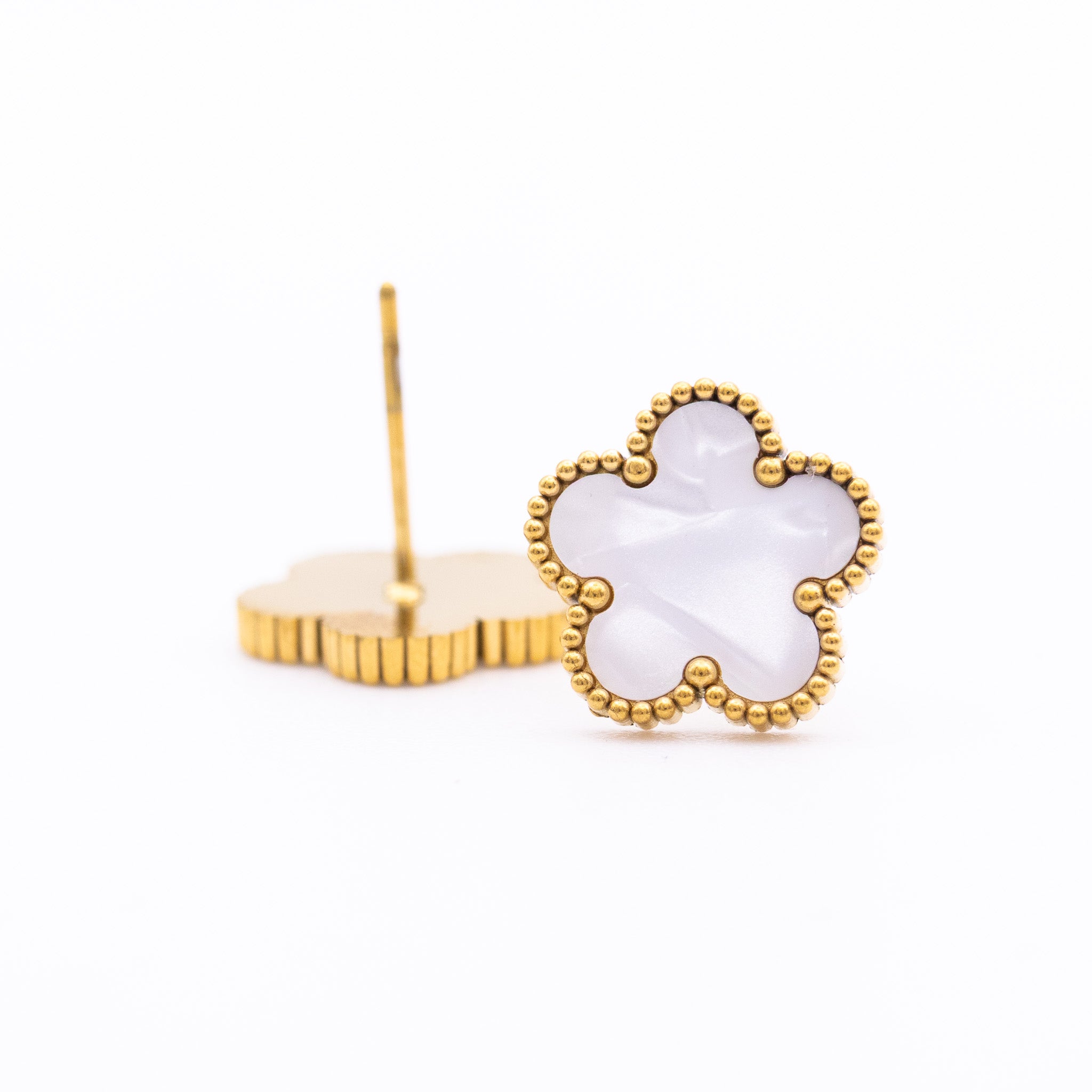 Boucles d’oreilles Floralie – trèfle porte-bonheur nacre blanche ou métal doré texturé - Mineky Paris