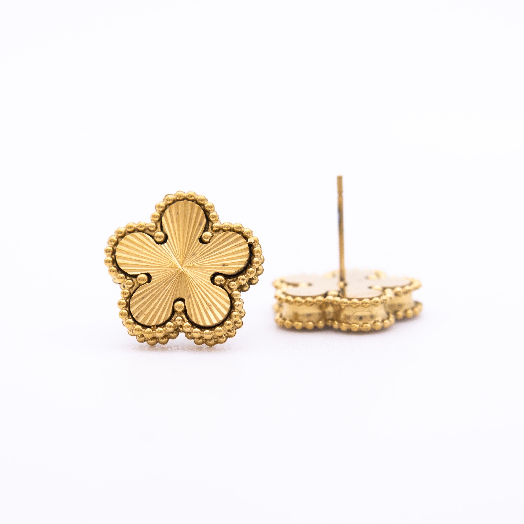 Boucles d’oreilles Floralie – trèfle porte-bonheur nacre blanche ou métal doré texturé - Mineky Paris
