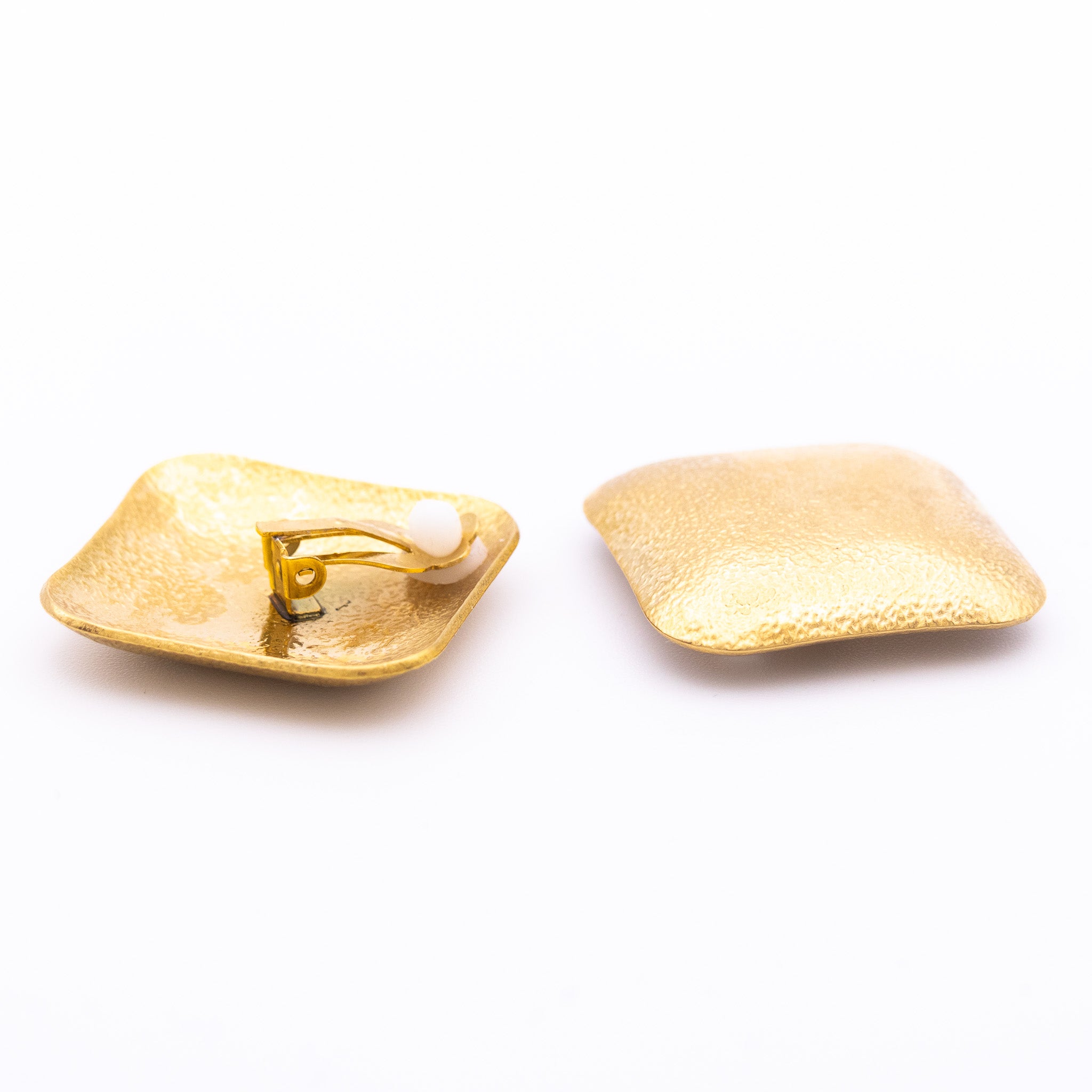 Boucles d’oreilles Claire – clips carrés martelés or mat - Mineky Paris
