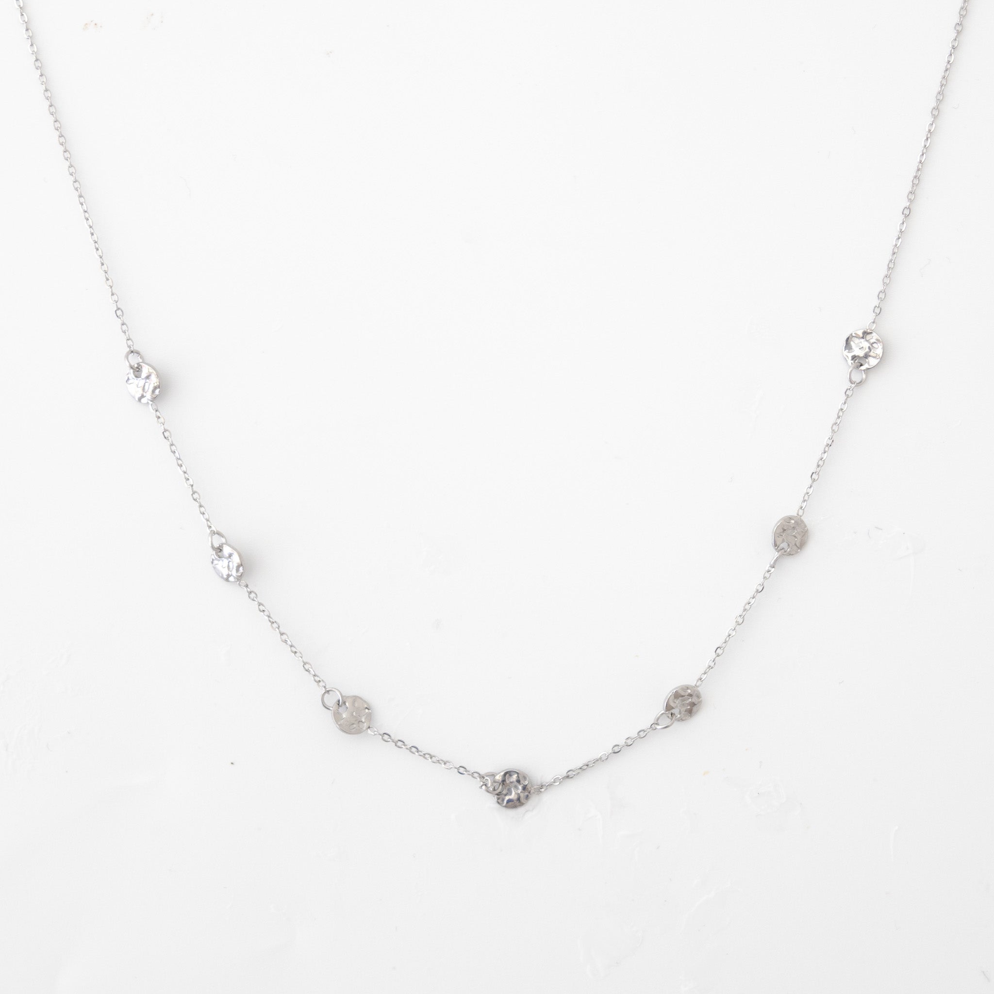 Collier Bea – Chaîne perlée & mini-médaillons martelés - Mineky Paris