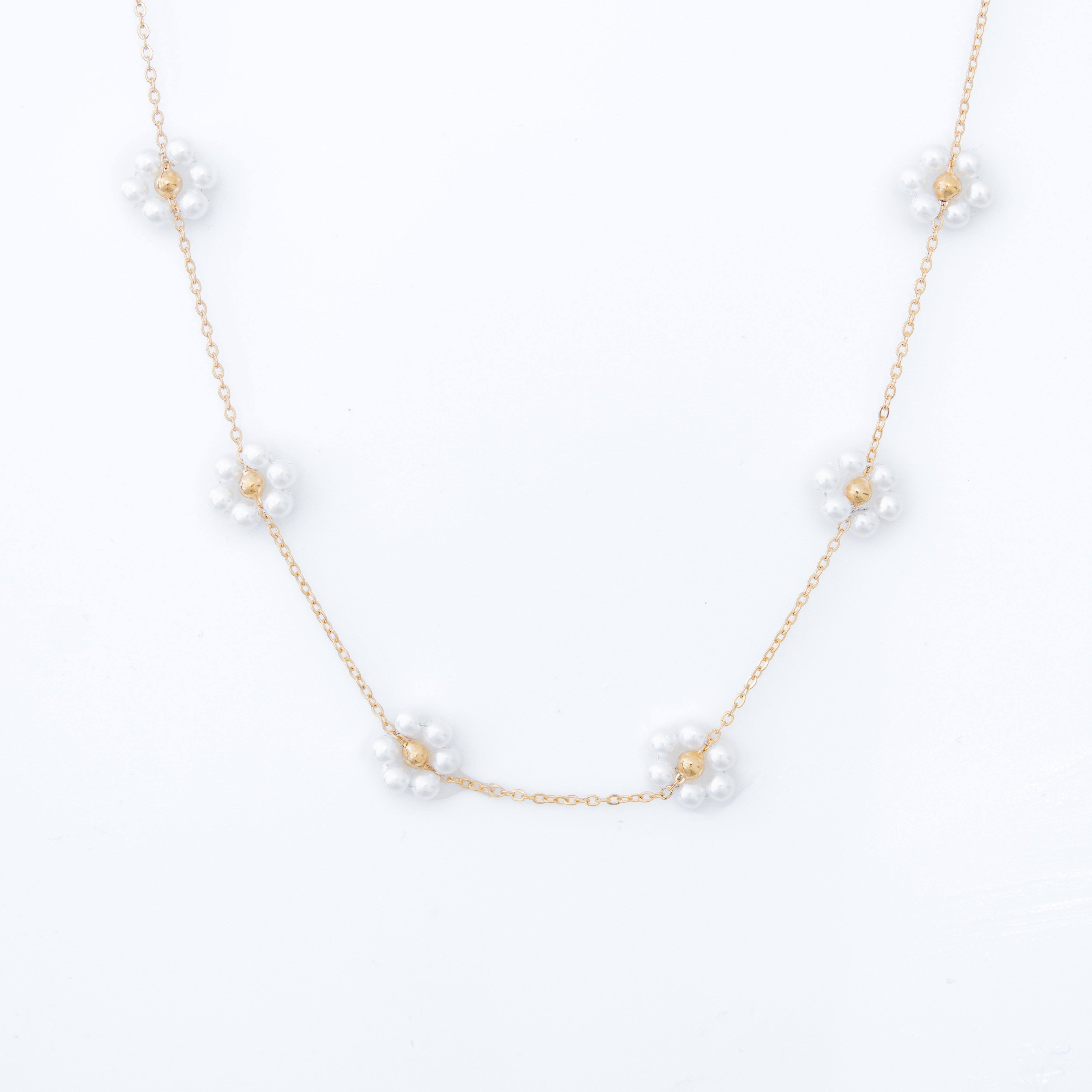 Collier Flowy – Chaîne dorée & fleurs de perles - Mineky Paris
