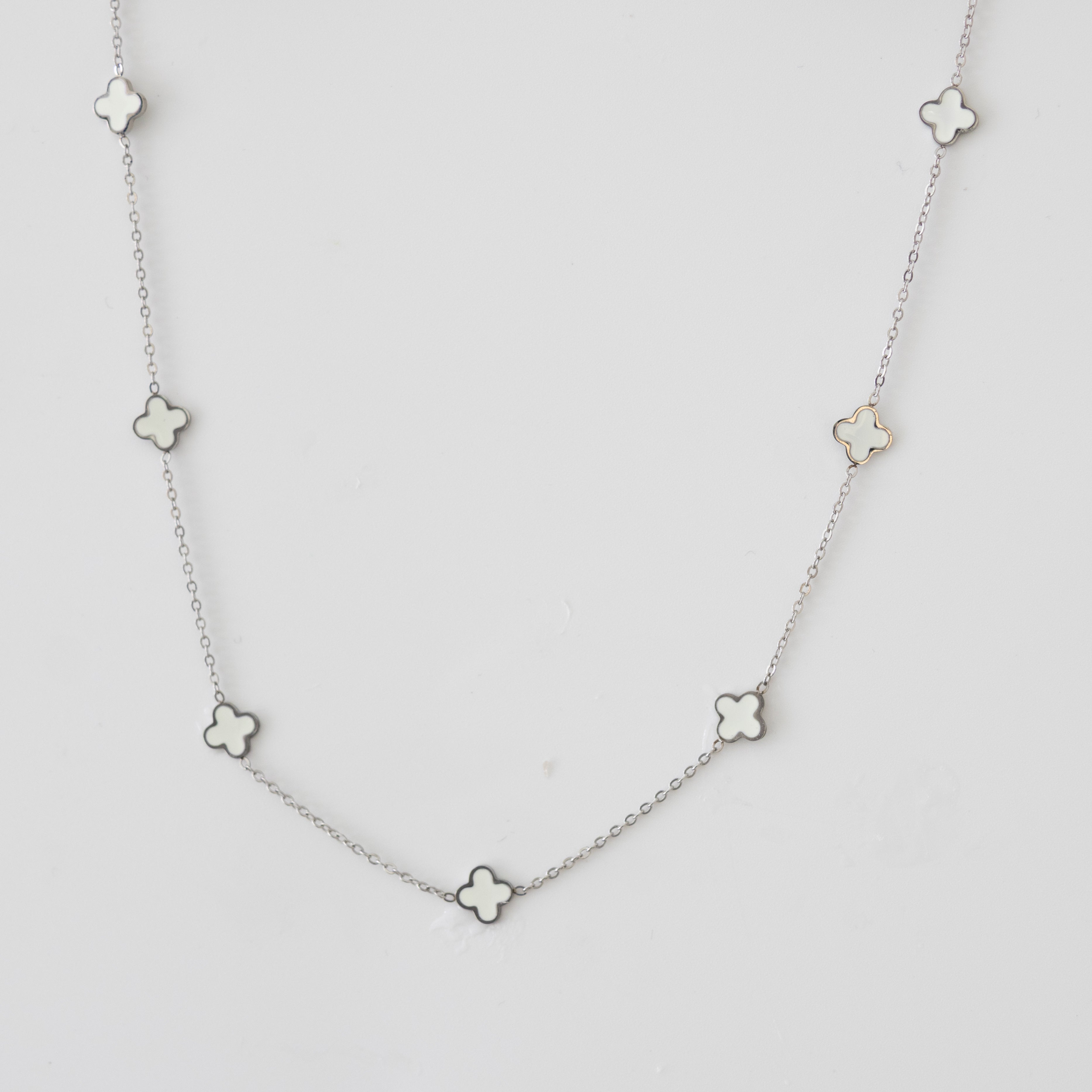Collier Clea – Trèfles nacrés sur chaîne argentée - Mineky Paris