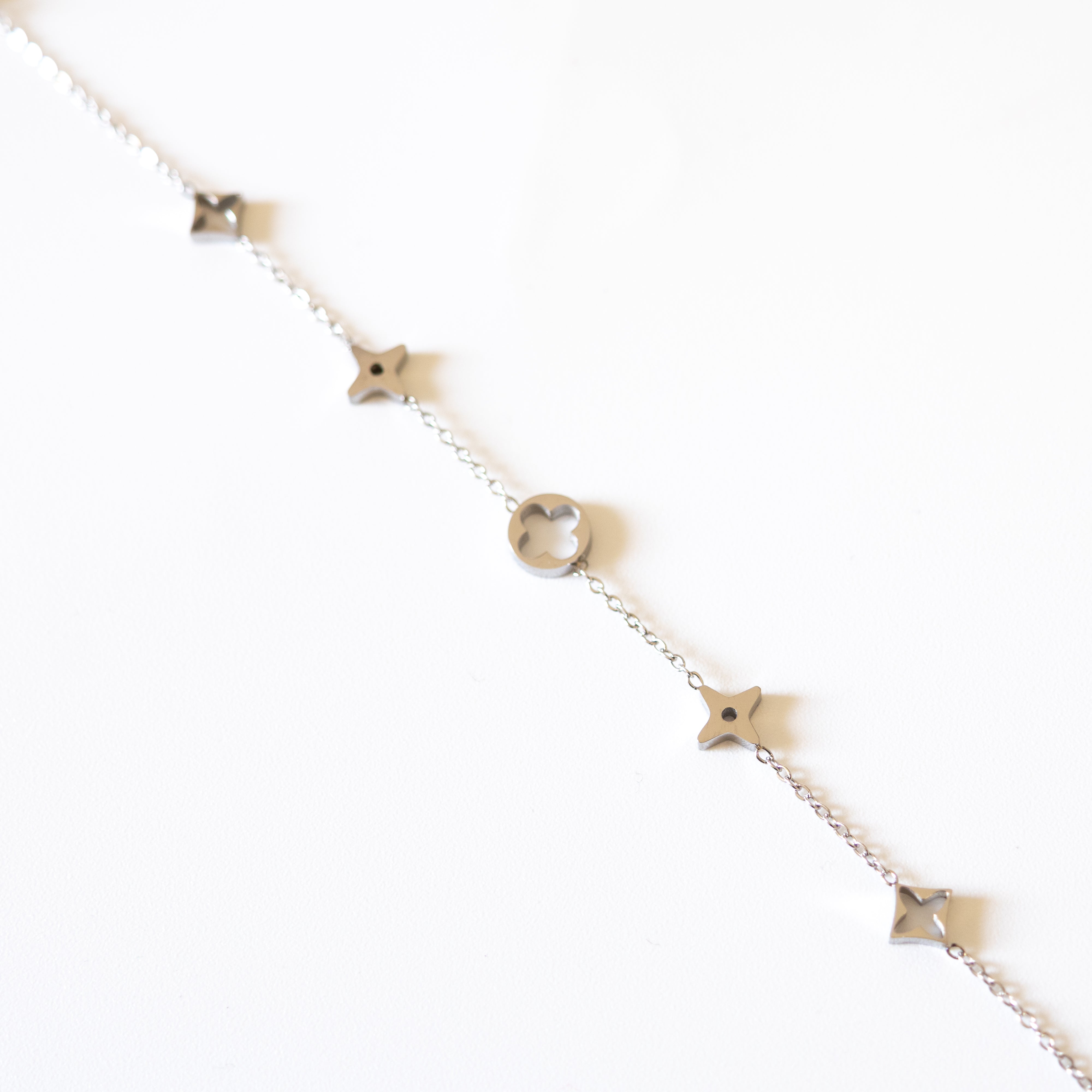 Bracelet Silva – motifs étoile & fleur en acier inoxydable - Mineky Paris