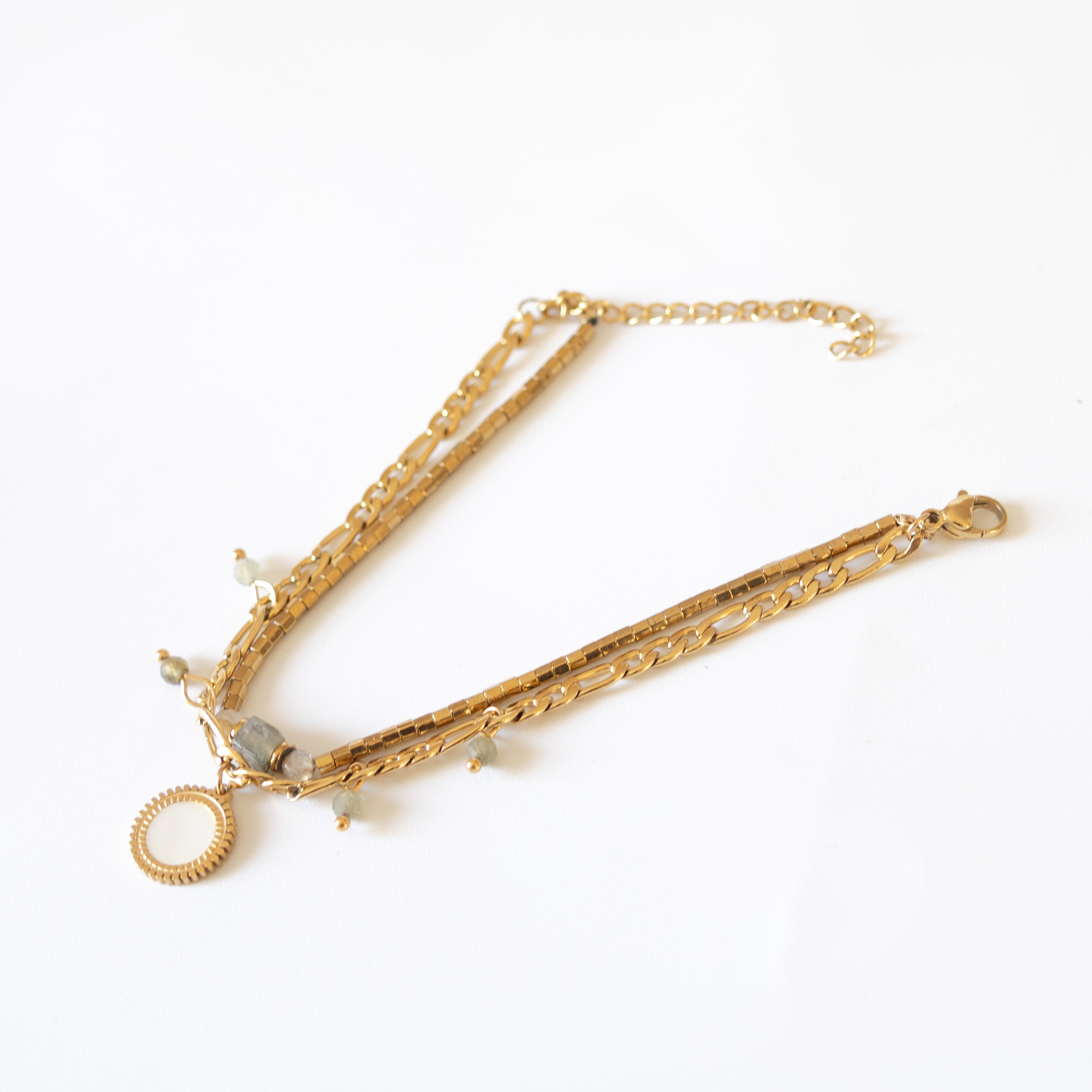 Bracelet Aysha – triple chaîne dorée & perles labradorite - Mineky Paris