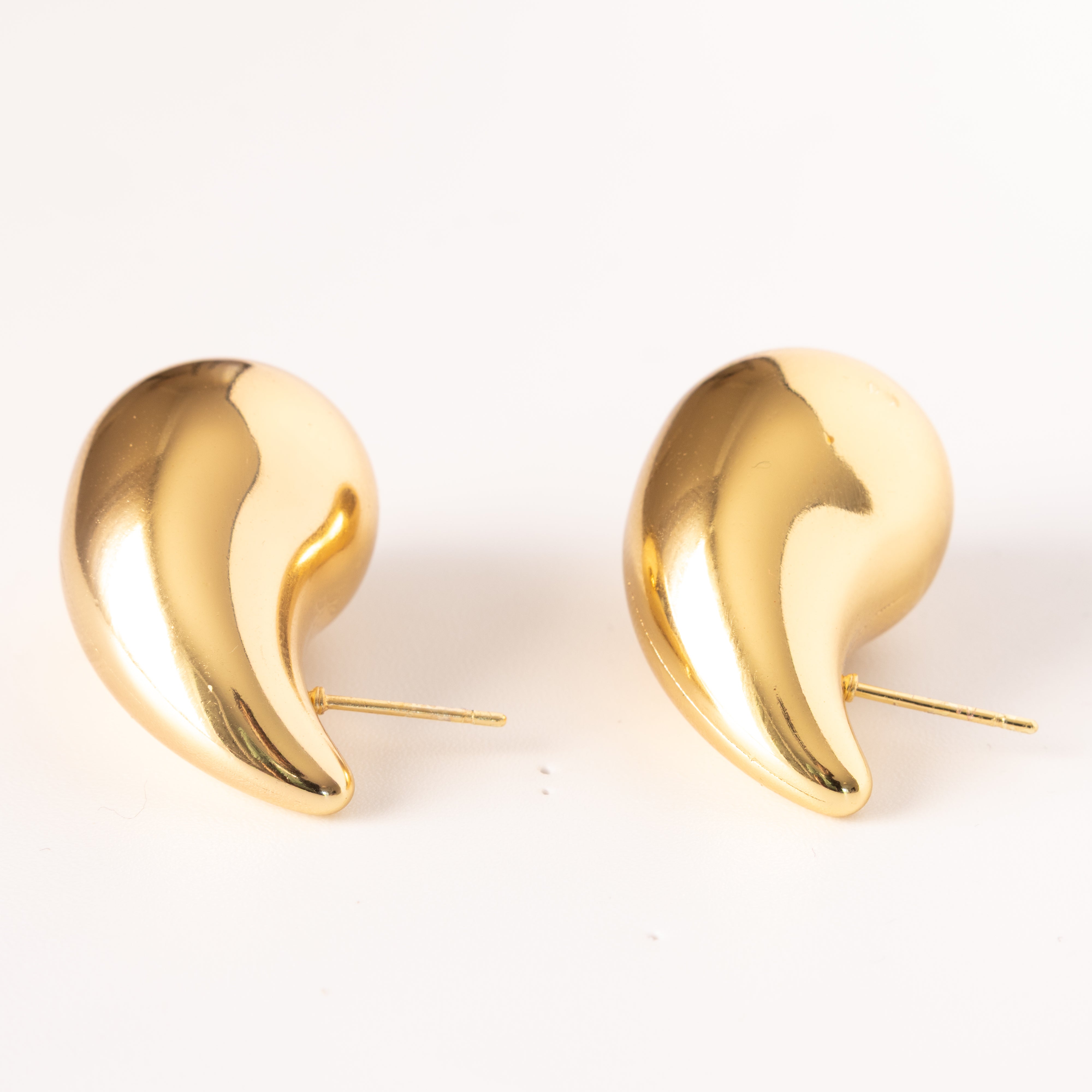 Boucles d’oreilles Raya – gouttes sculpturales argentées ou dorées - Mineky Paris