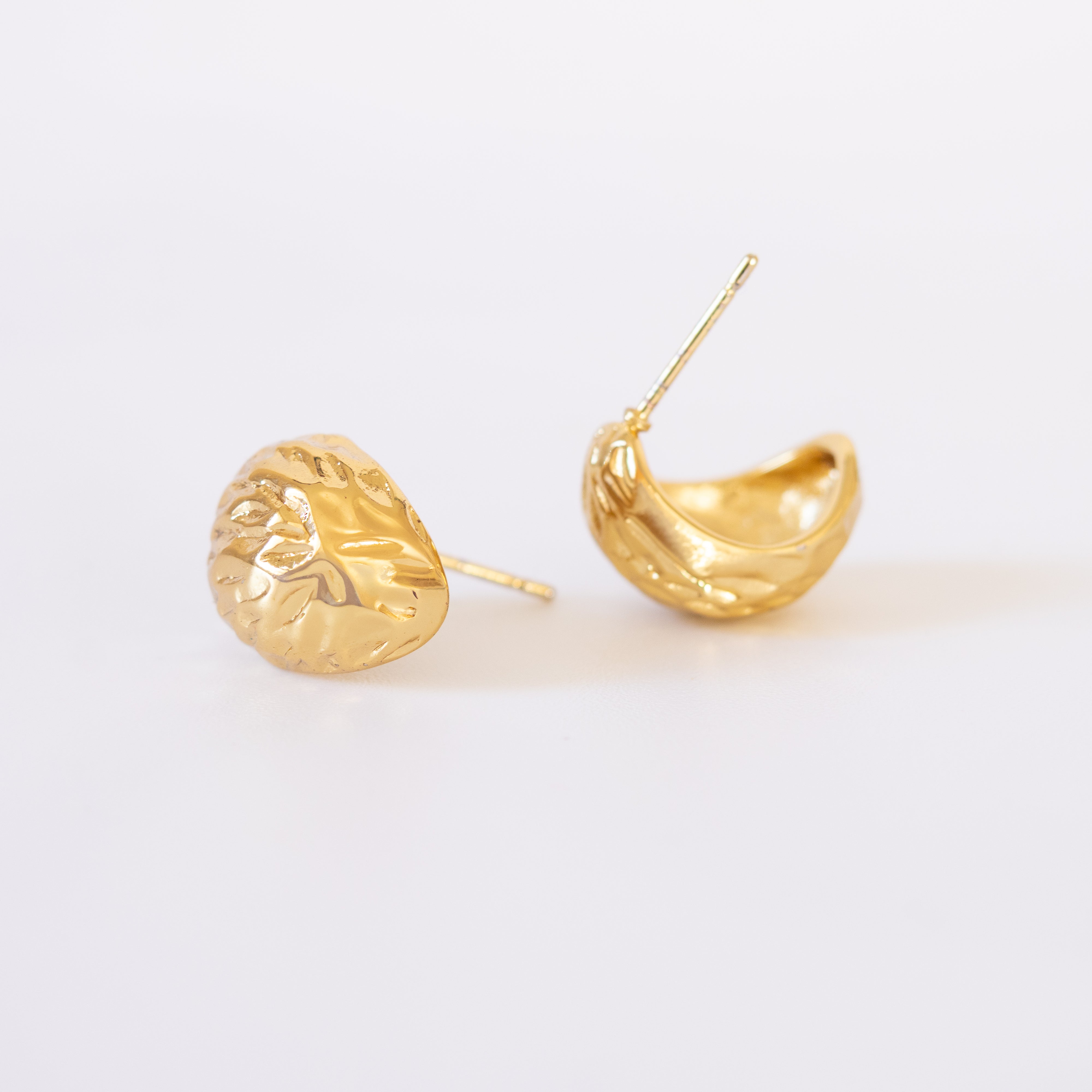 Boucles d’oreilles Isodora – mini croissants martelés dorés - Mineky Paris