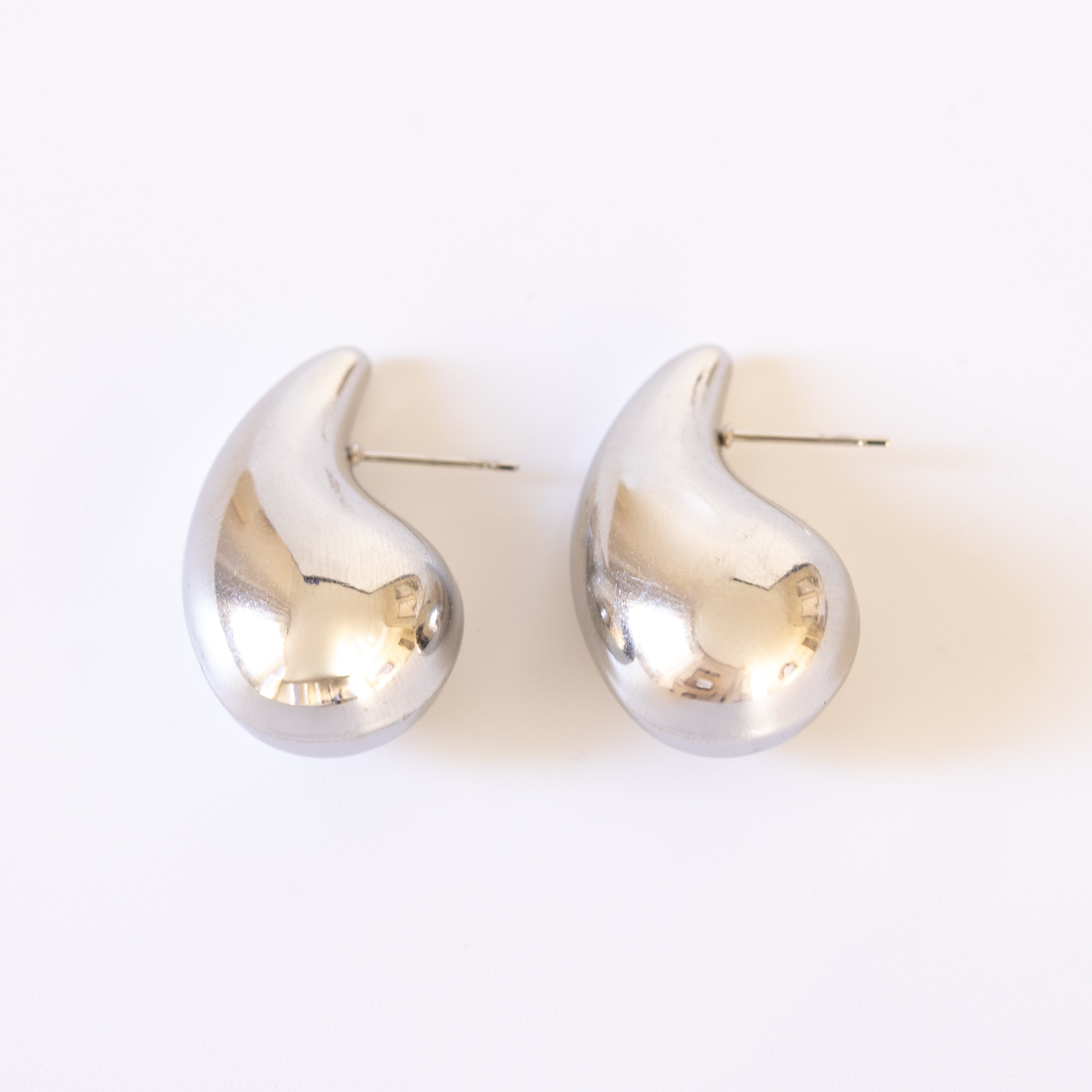 Boucles d’oreilles Raya – gouttes sculpturales argentées ou dorées - Mineky Paris