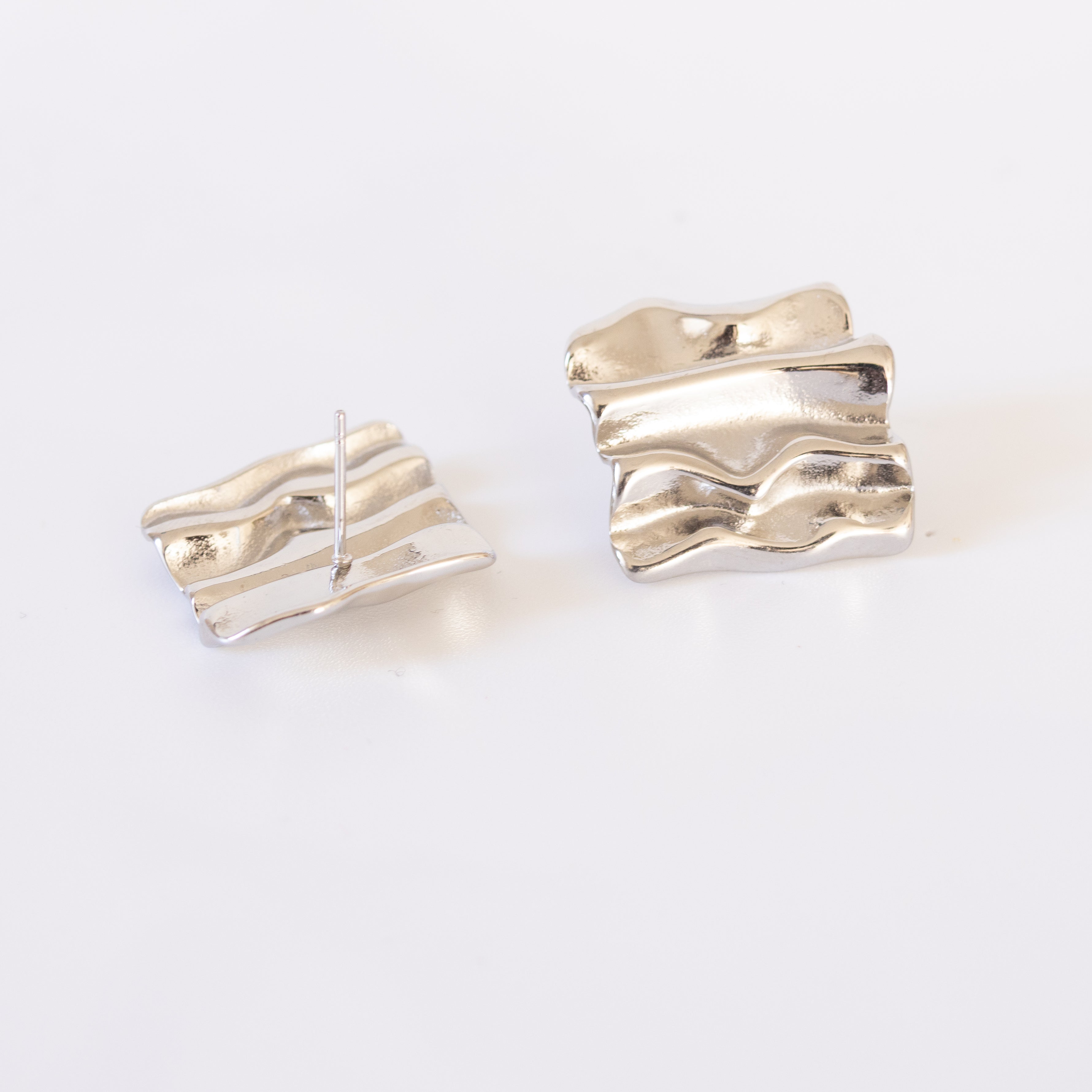 Boucles d’oreilles Carlita – carrés ondulés argentés - Mineky Paris