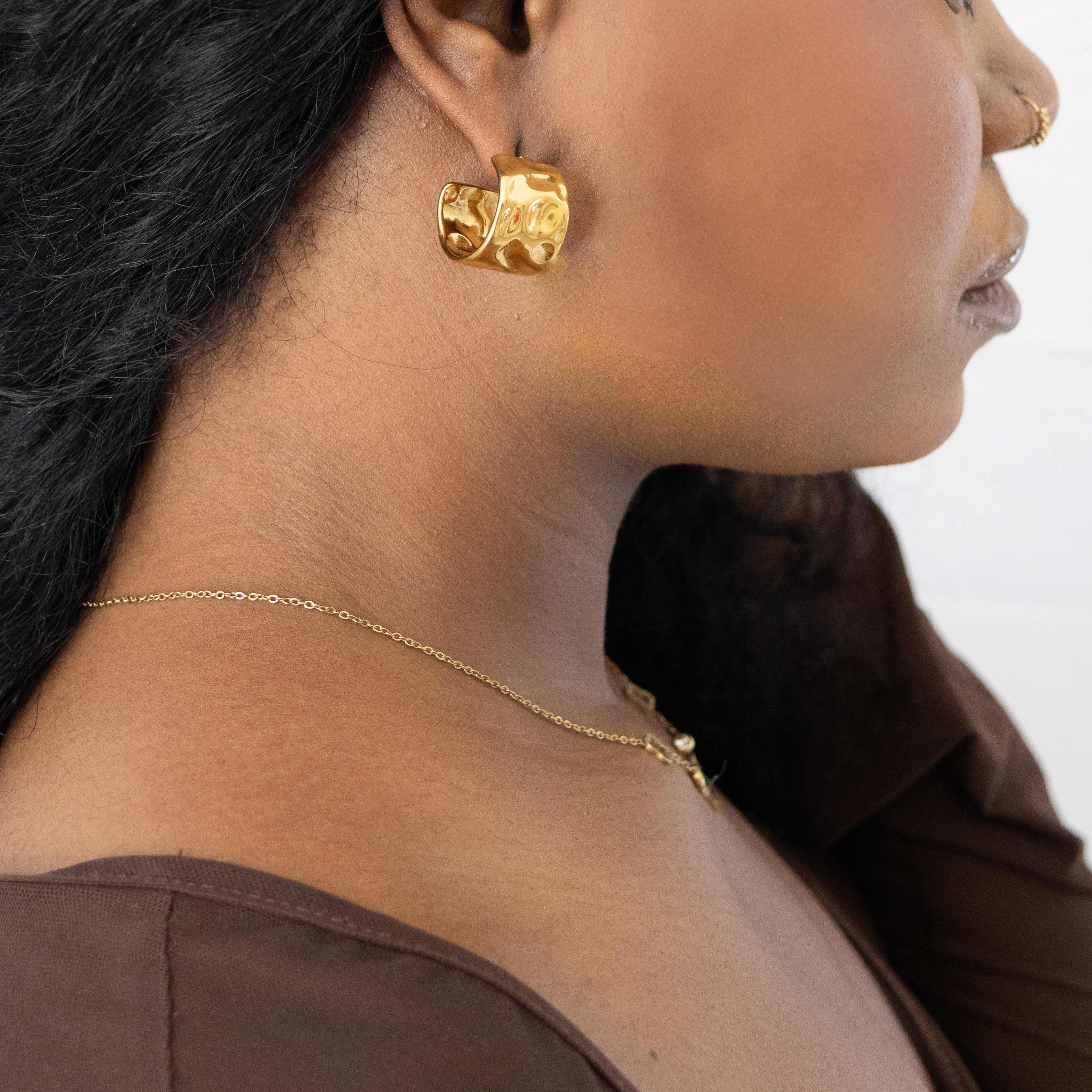 Boucles d’oreilles Deborah – créoles larges martelées effet organique - Mineky Paris