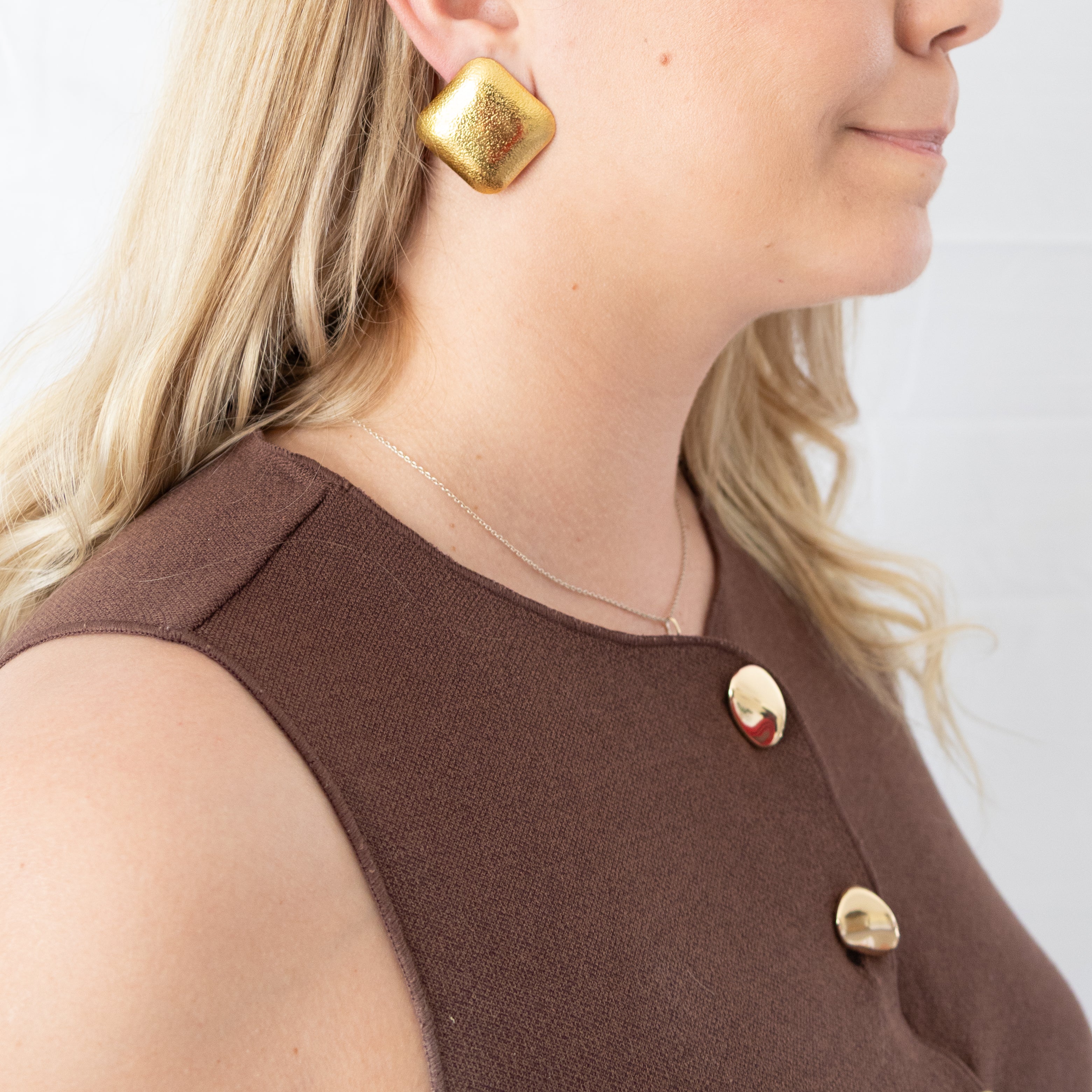 Boucles d’oreilles Claire – clips carrés martelés or mat - Mineky Paris