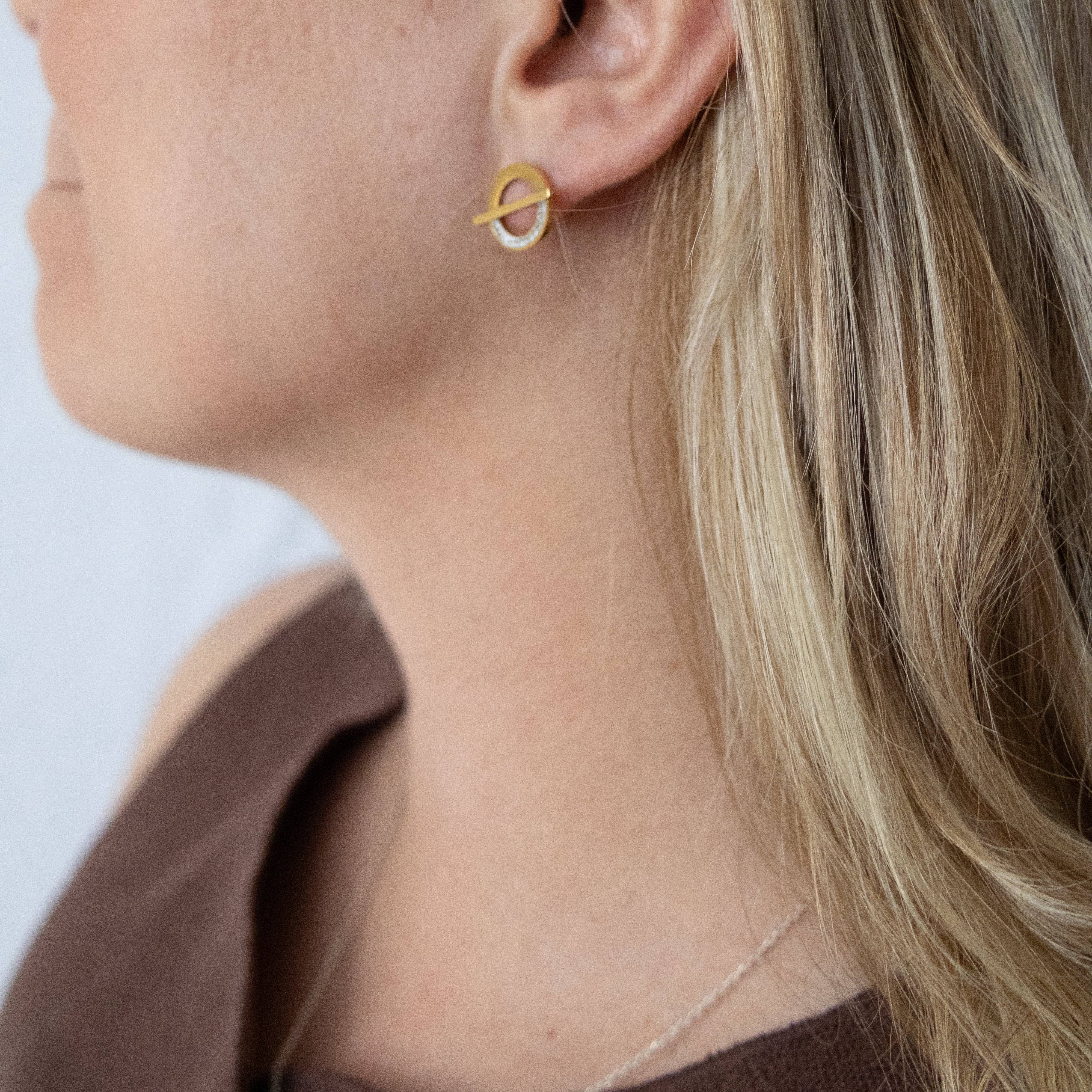 Boucles d’oreilles Romana – cercle traversé pavé - Mineky Paris