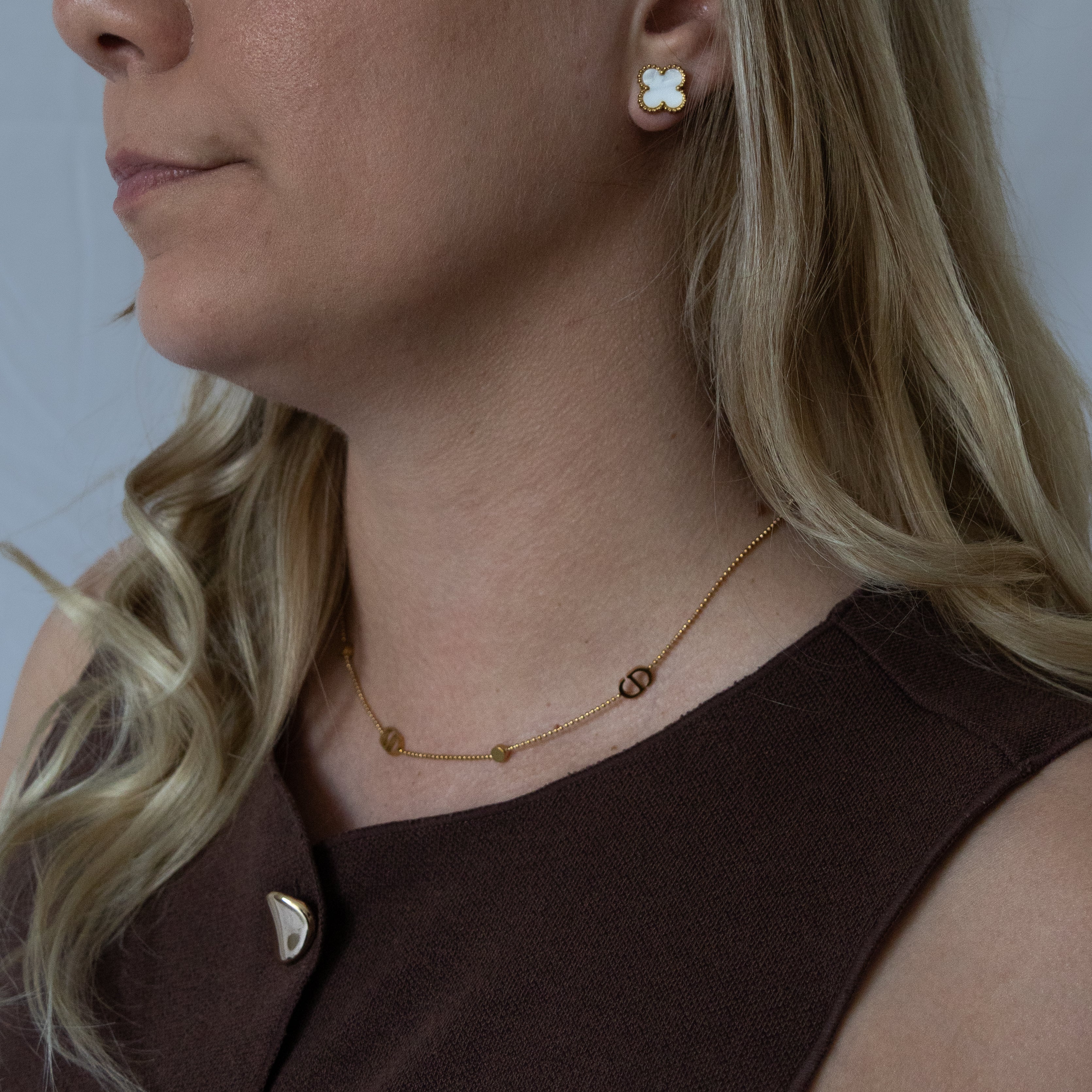 Boucles d’oreilles Bonita – puce fleur nacrée - Mineky Paris