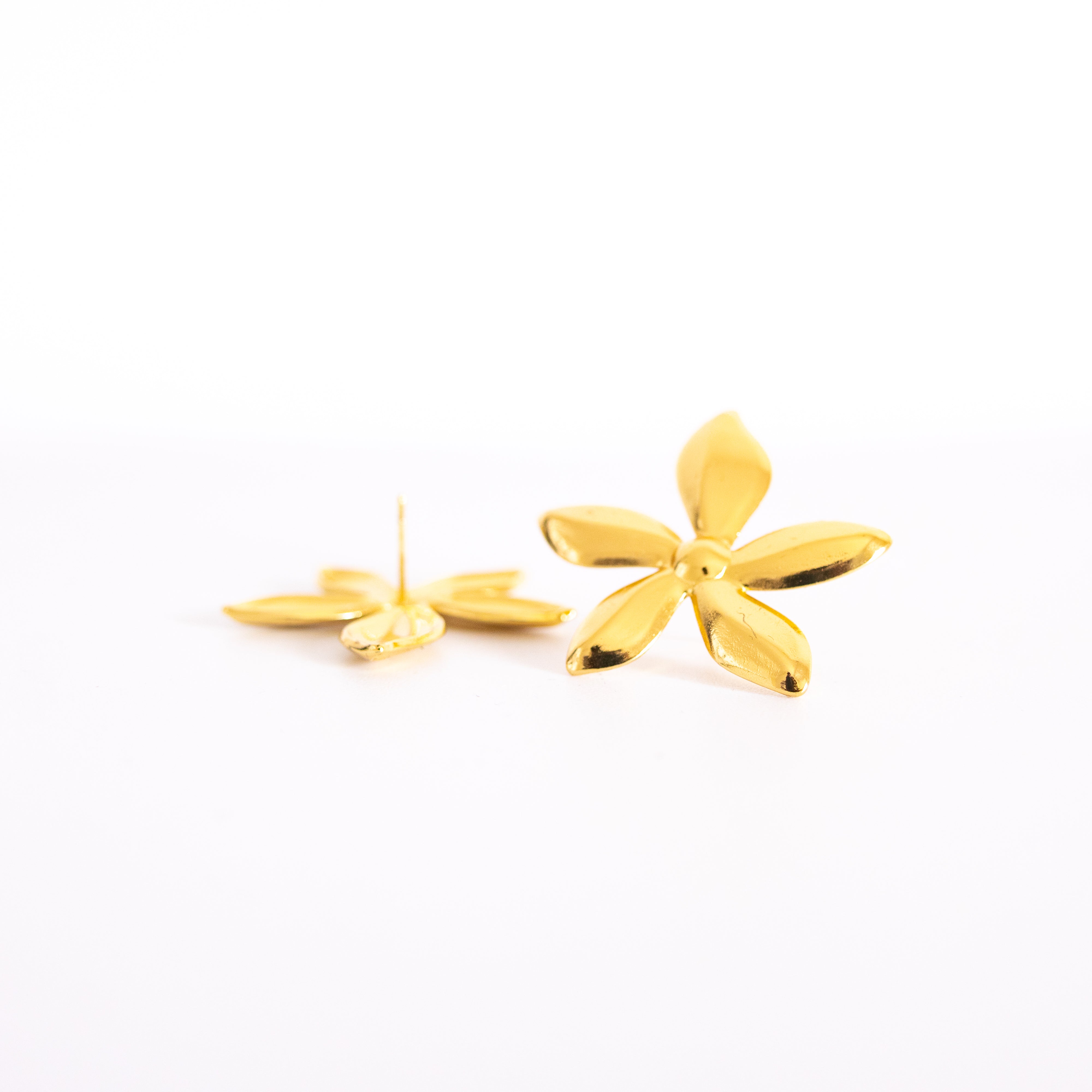 Boucles d’oreilles Djemia – fleur dorée éclatante - Mineky Paris