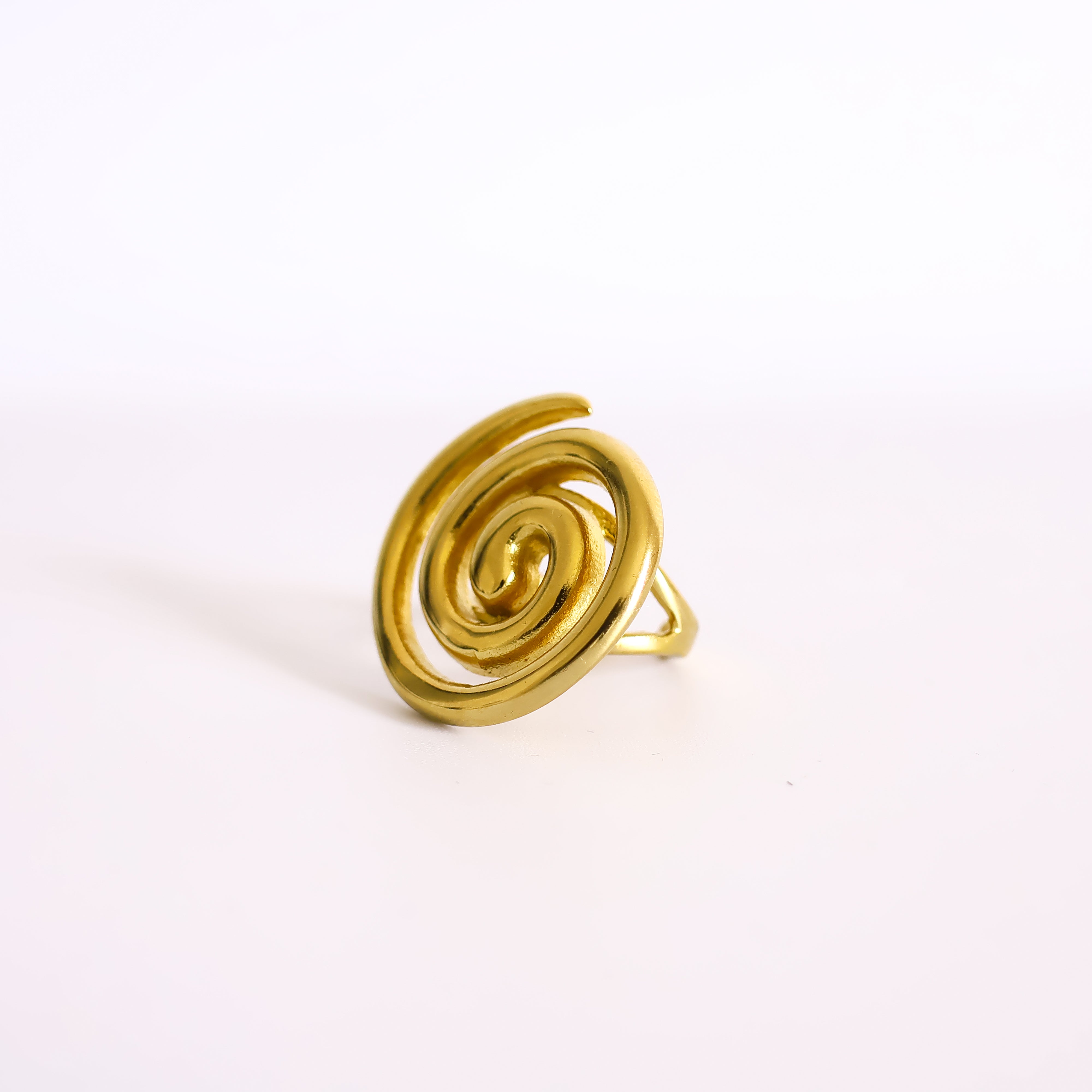 Bague Manie – spirale graphique dorée - Mineky Paris