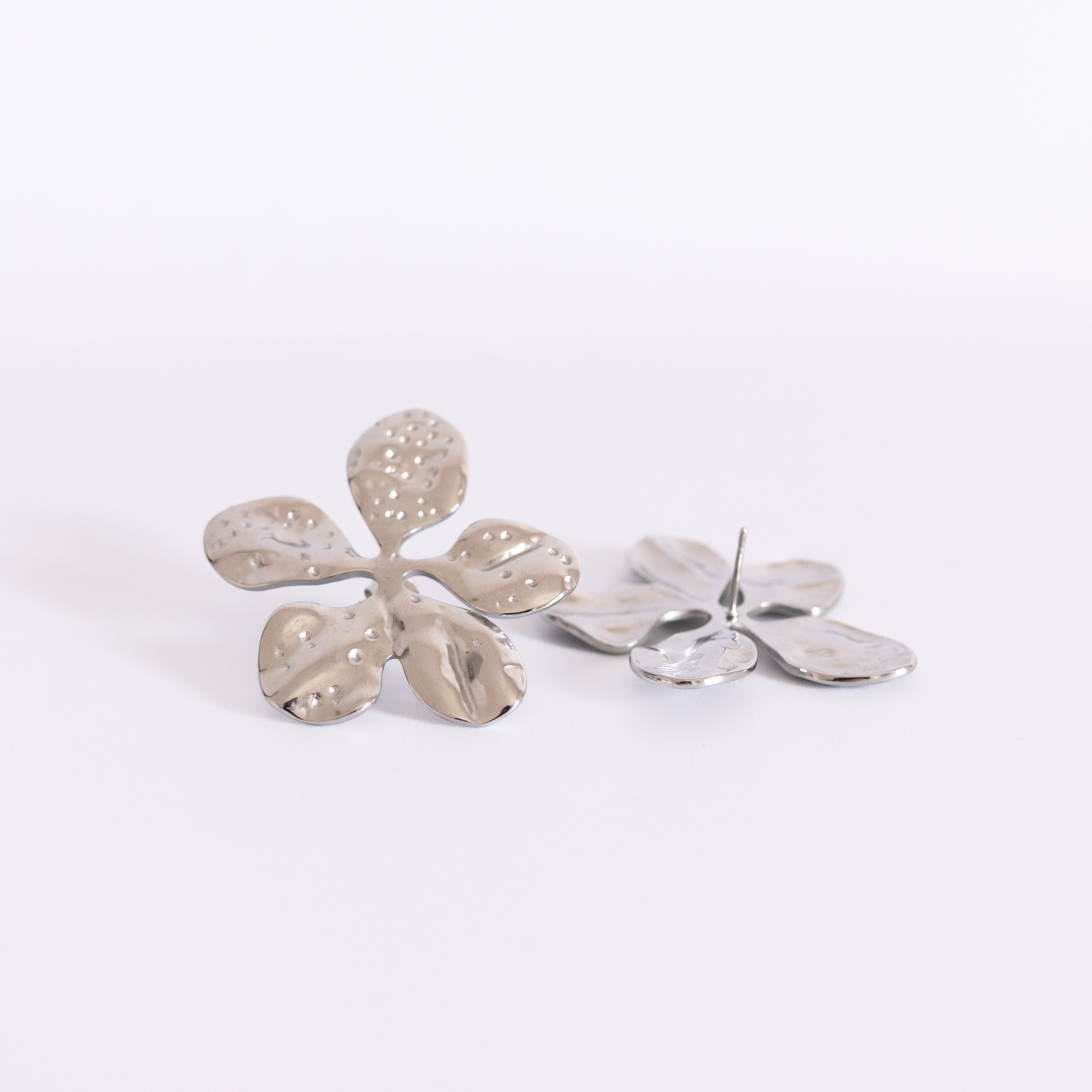 Boucles d’oreilles Metina – fleur martelée argent miroir - Mineky Paris