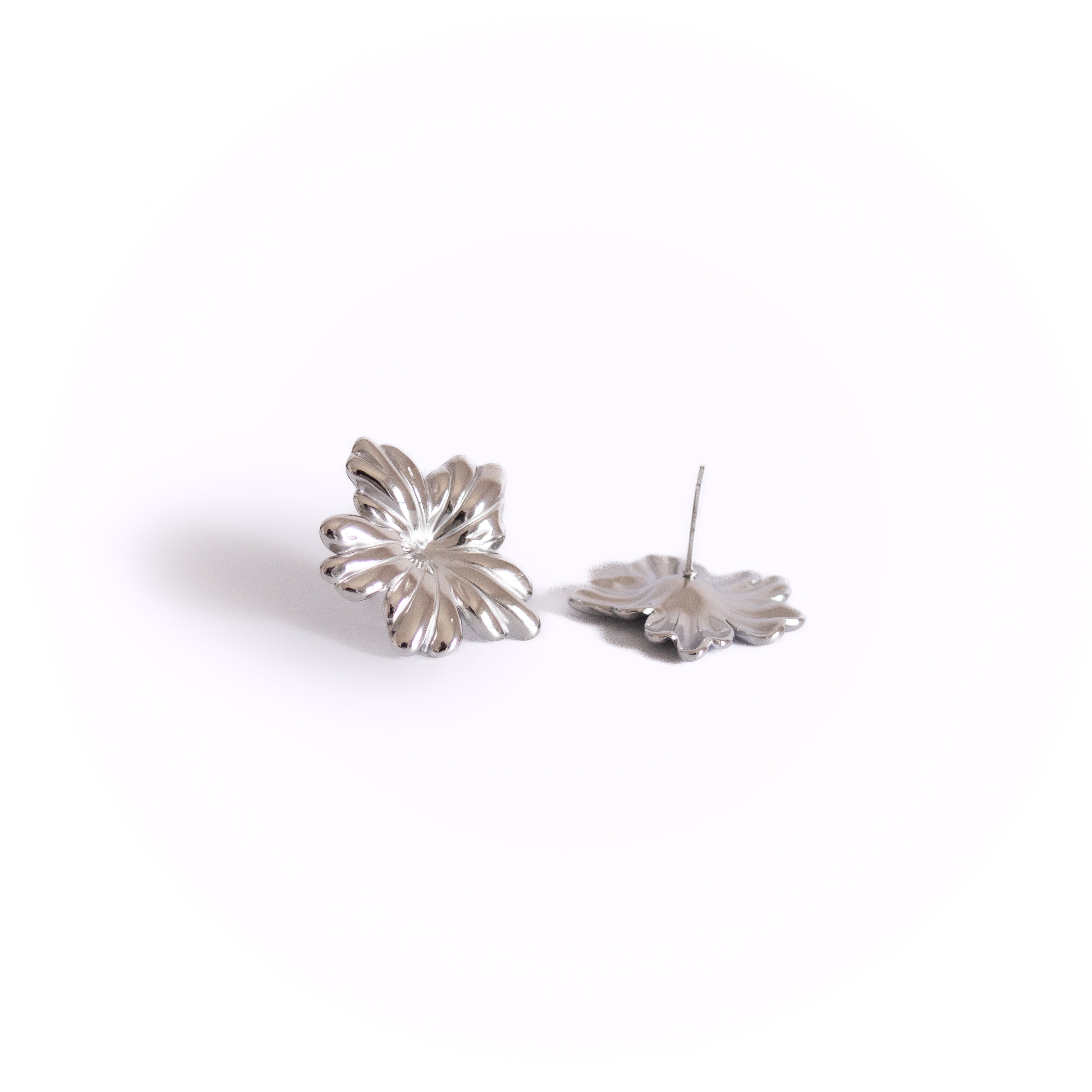 Boucles d’oreilles Ouly – fleur argentée sculptée - Mineky Paris